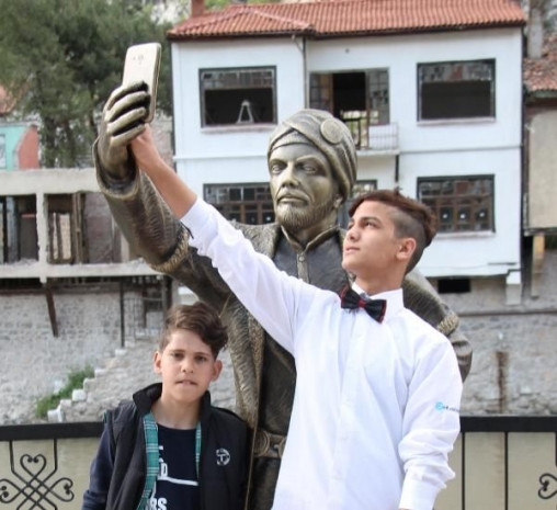 Selfie çeken şehzade herkesi şaşırttı! - Page 1