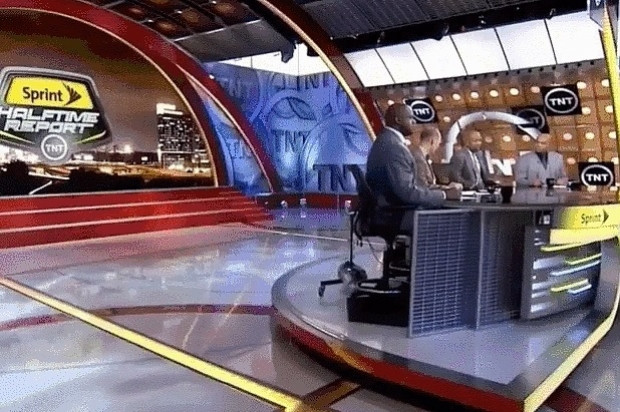 Shaquille O'Neal'ın canlı yayında düşmesiyle ilgili yapılmış birbirinden komik 25 çalışma - Page 4