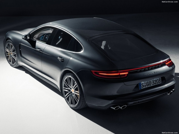 Spor otomobilin performansı ve sedanın konforu Porsche Panamera - Page 1