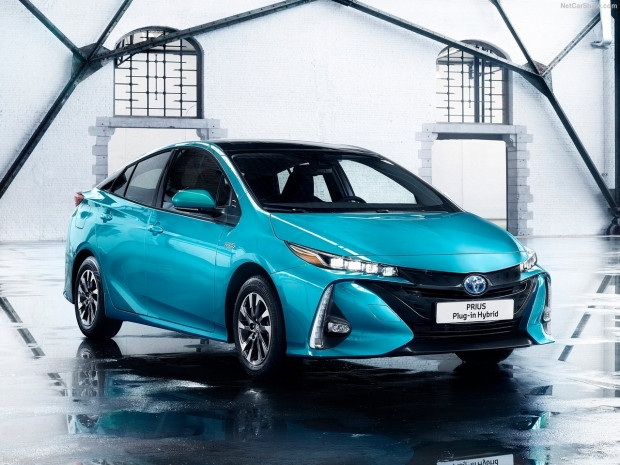 Toyota Prius Plug-in Hybrid 2017 - Page 1