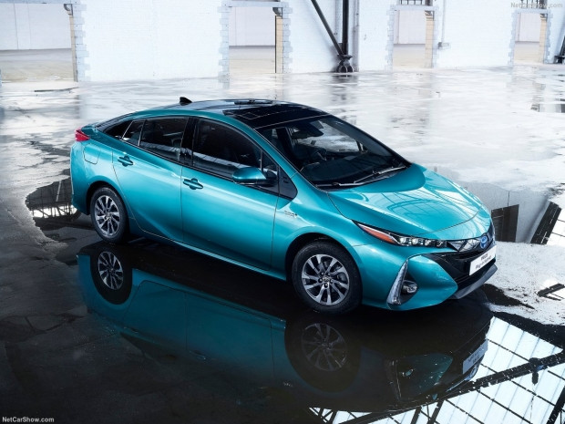 Toyota Prius Plug-in Hybrid 2017 - Page 2