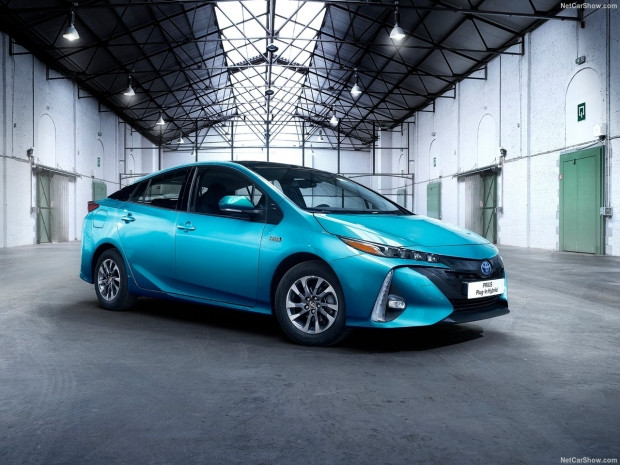 Toyota Prius Plug-in Hybrid 2017 - Page 3