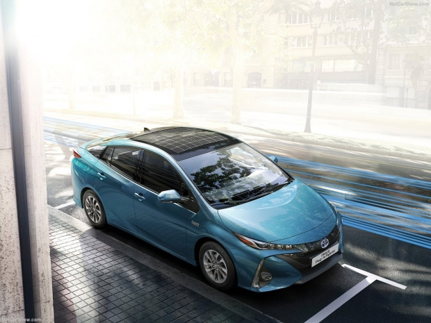 Toyota Prius Plug-in Hybrid 2017 - Page 4