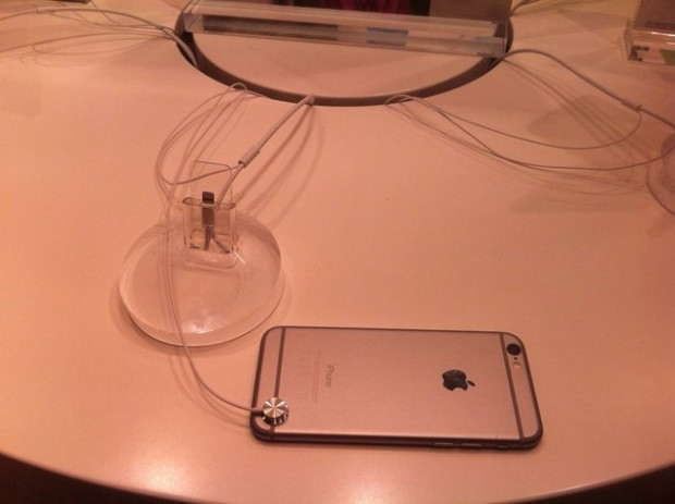 Türkiye iPhone için geceden kuyruklar oluşturdu! - Page 2