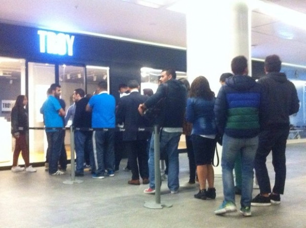 Türkiye iPhone için geceden kuyruklar oluşturdu! - Page 4