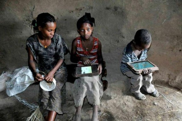 1352100496_illiterate-ethiopian-kids-with-motorola-xoom-tablets-600x398.jpg 1352100496_illiterate-ethiopian-kids-with-motorola-xoom-tablets-600x398.jpg