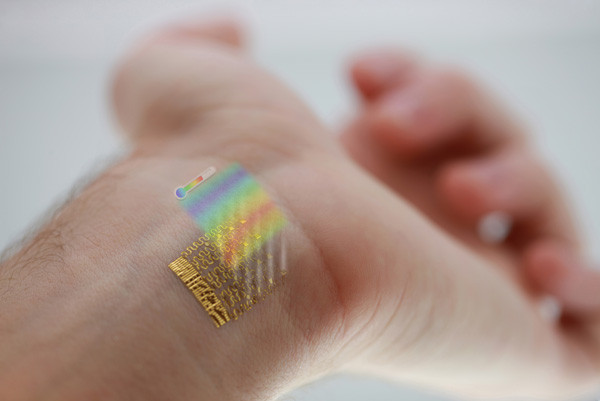 1387892641_wearable-thermometer-hologram-130916.jpg
