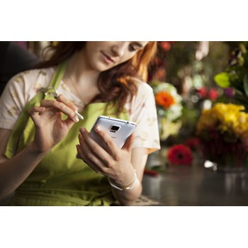 1409752607_a-phone-with-an-edge-samsung-galaxy-note-edge-with-curved-screen-is-official-3.jpg