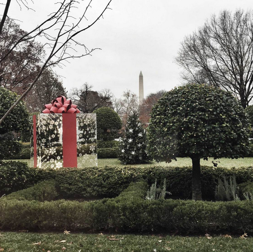 1417854849_pro-photographer-uses-rear-camera-on-the-apple-iphone-6-plus-to-catch-holiday-event-at-the-white-house.jpg