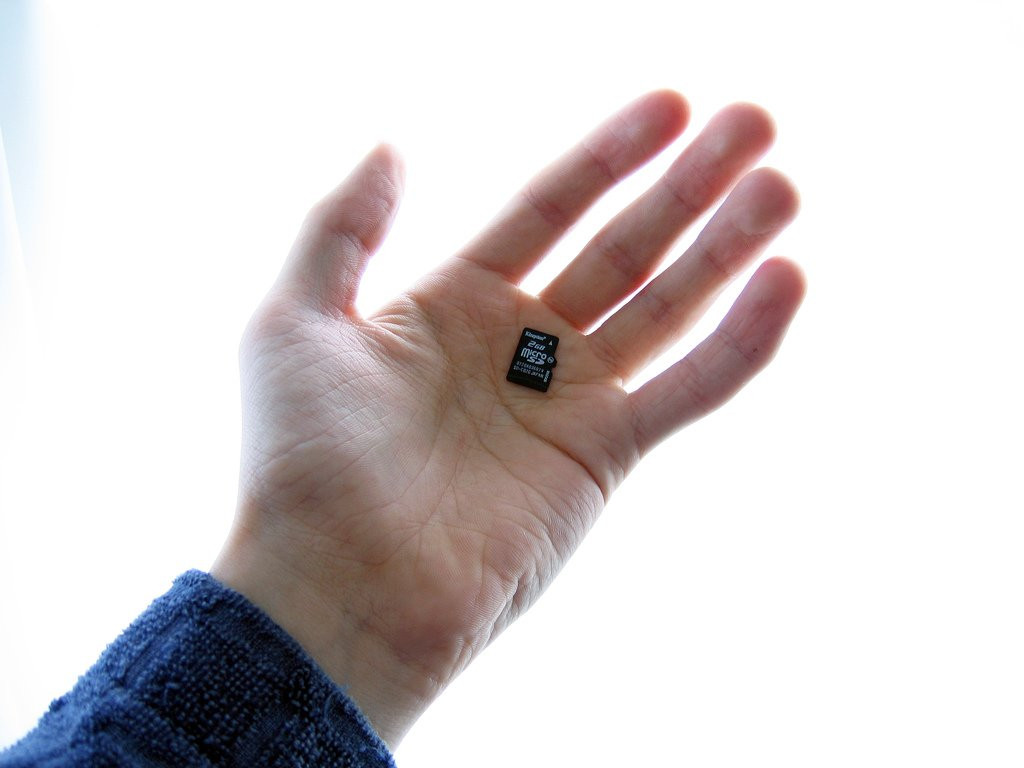 128 гб на айфон хватает