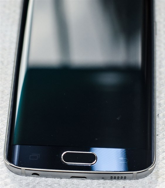 1431633507_galaxy-s6-amp-edge-scratched-by-samsungs-clear-view-case-3.jpg