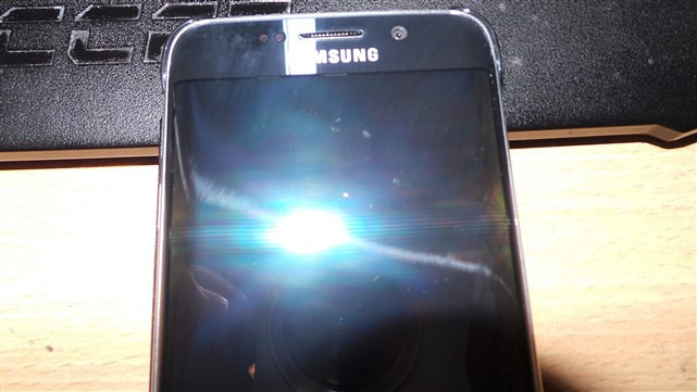 1431633526_galaxy-s6-amp-edge-scratched-by-samsungs-clear-view-case-5.jpg