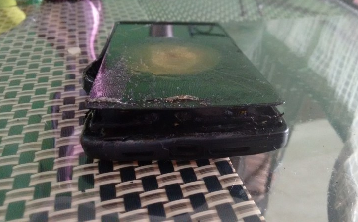 1440896240_oneplus-one-unit-allegedly-explodes-while-charging.jpg