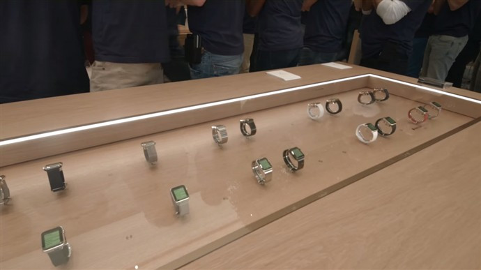 1446455005_apple-used-redwood-to-build-the-tables-that-both-store-and-showcase-the-apple-watch.jpg