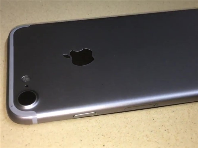 1469197558_alleged-iphone-7-in-rose-gold-silver-and-dark-gray-4.jpg