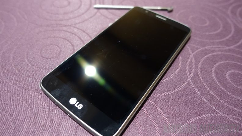 1483536487_lg-stylo-3-hands-on-ces-2017-display-off-792x446.jpg