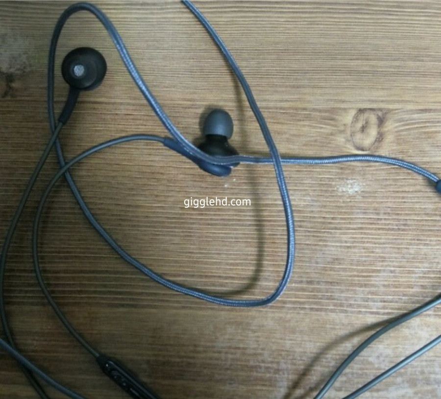 1490008667_galaxy-s8-akg-branded-earphones-2.jpg