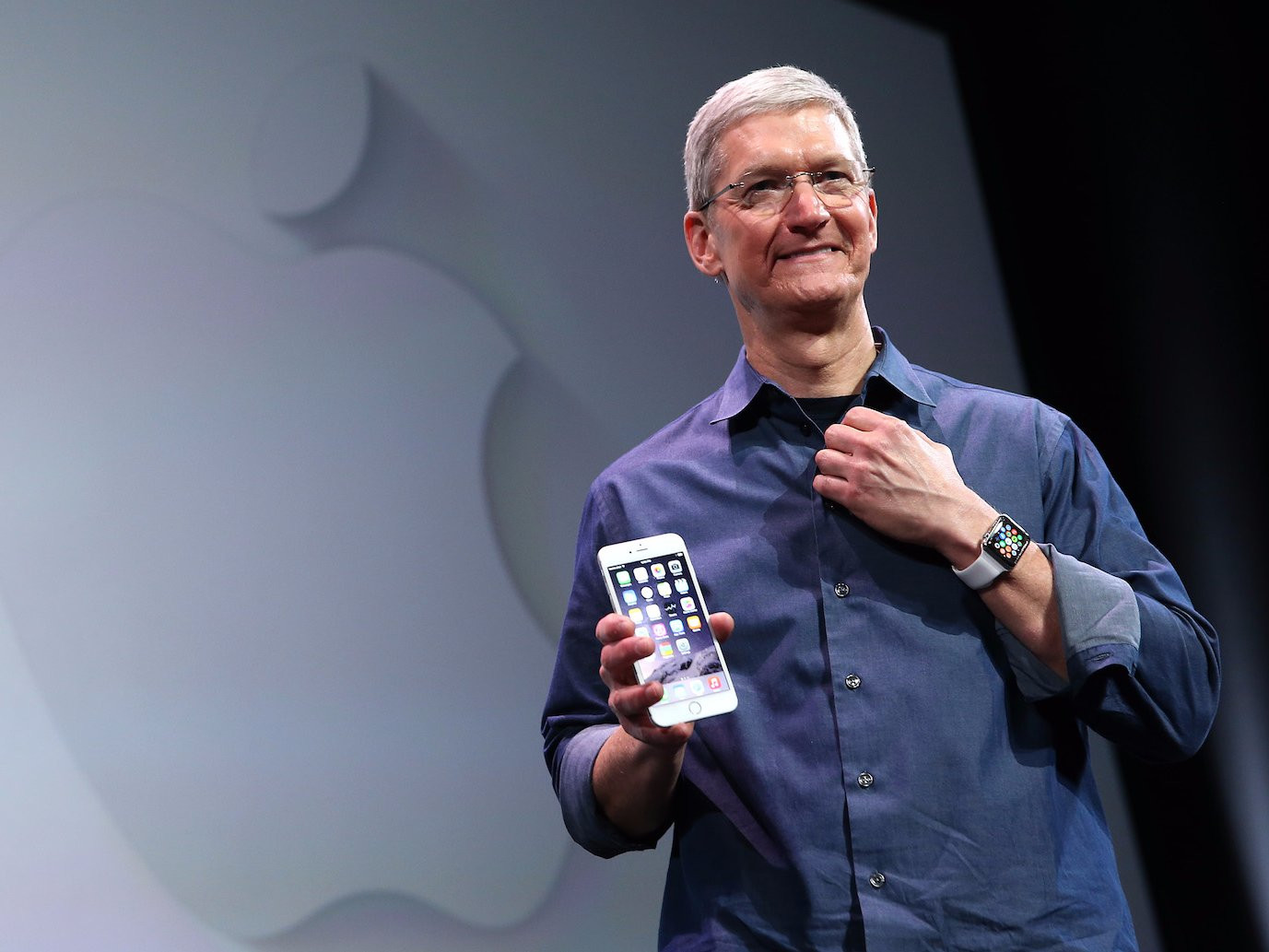 1493802978_tim-cook-with-iphone.jpg
