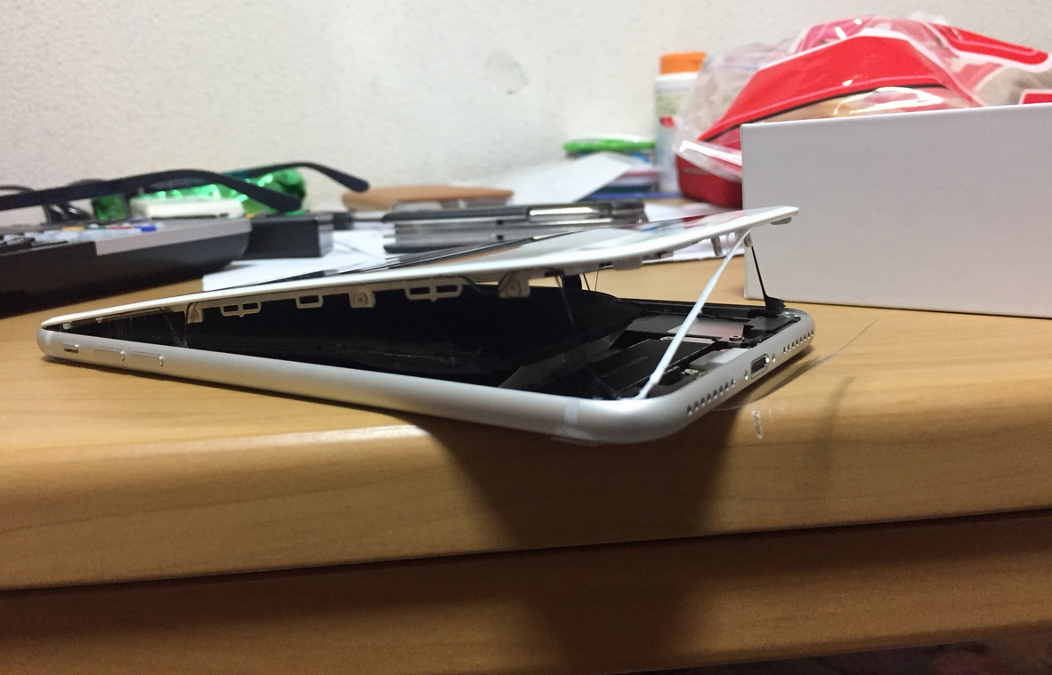 1506926324_a-swollen-battery-inside-this-iphone-8-plus-forced-the-screen-out-of-its-housing-1.jpg