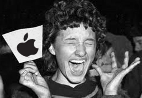 1509697370_watch-hundreds-of-apple-fanboys-going-wild-in-front-of-an-apple-store-518348-2.jpg