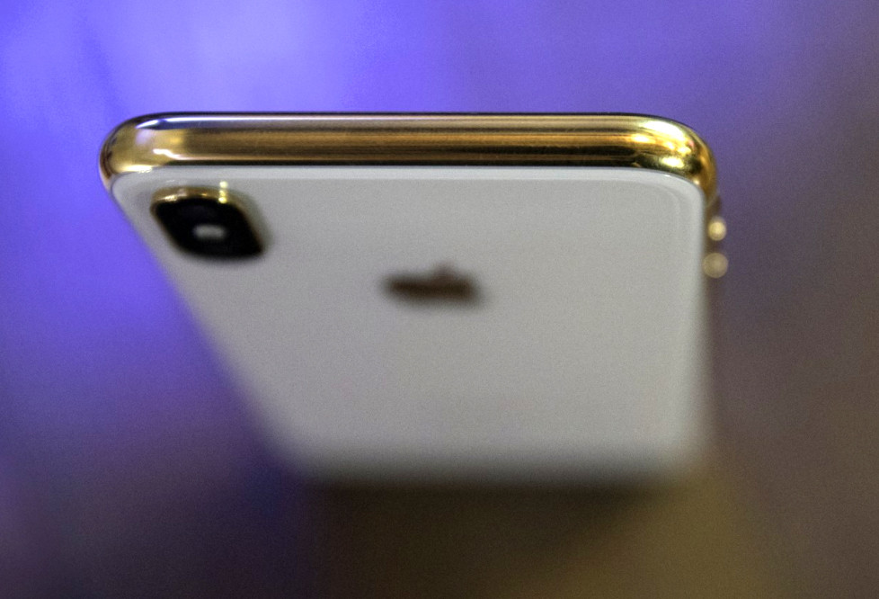 1510033456_gold-and-rose-gold-iphone-x-3.jpg